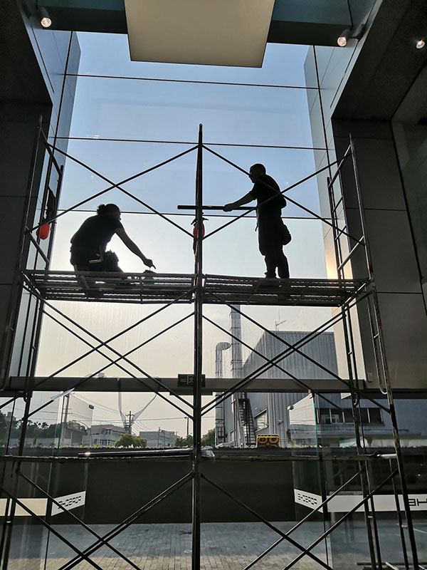 保時(shí)捷4s店裝貼美國(guó)進(jìn)口隔熱膜